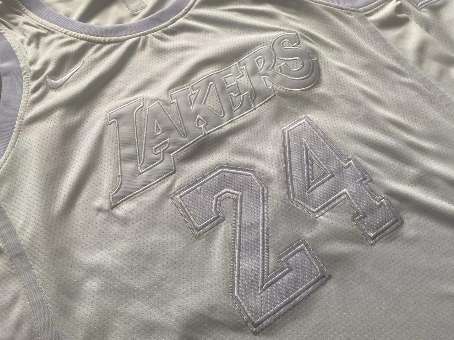 Los Angeles Lakers Bryant White 24 MN